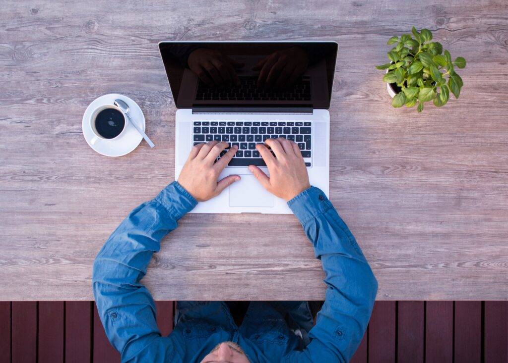 laptop-2838918 An Online Casino Broker working at a desk